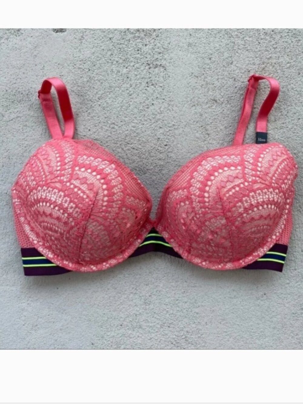 Victoria's Secret Very Sexy Lightly Lined Plunge Lace Bra Coral Pink 32DD